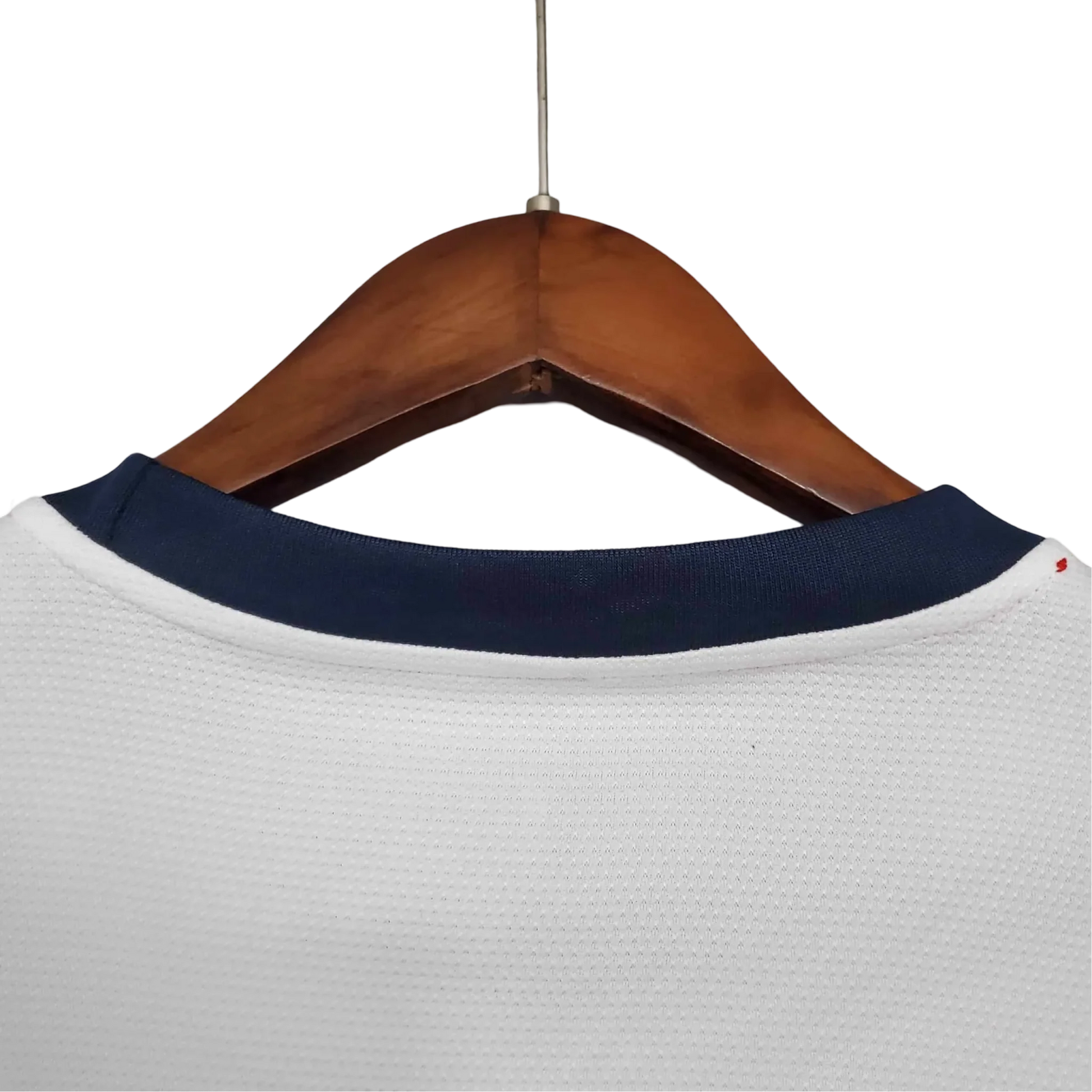 https://cdn.shopify.com/s/files/1/0826/7228/8075/files/2013-england-home-retro-kit-997378.webp?v=1741197045