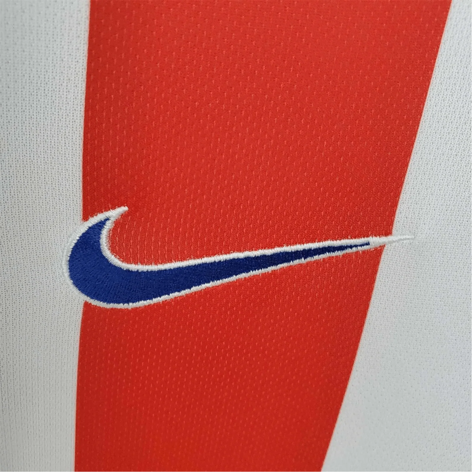 https://cdn.shopify.com/s/files/1/0826/7228/8075/files/20132014-atletico-madrid-azerbaijan-home-retro-kit-classickits433-921502.webp?v=1741198259