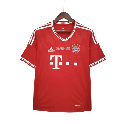 https://cdn.shopify.com/s/files/1/0826/7228/8075/files/20132014-bayern-munich-ucl-final-home-retro-kit-classickits433-350873.webp?v=1741197846
