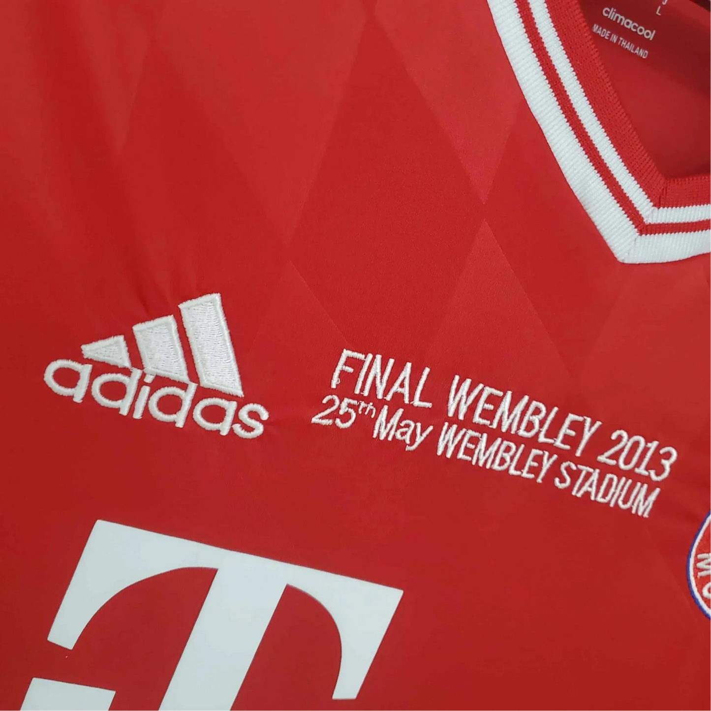 https://cdn.shopify.com/s/files/1/0826/7228/8075/files/20132014-bayern-munich-ucl-final-home-retro-kit-classickits433-368505.webp?v=1741197847