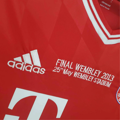 https://cdn.shopify.com/s/files/1/0826/7228/8075/files/20132014-bayern-munich-ucl-final-home-retro-kit-classickits433-368505.webp?v=1741197847
