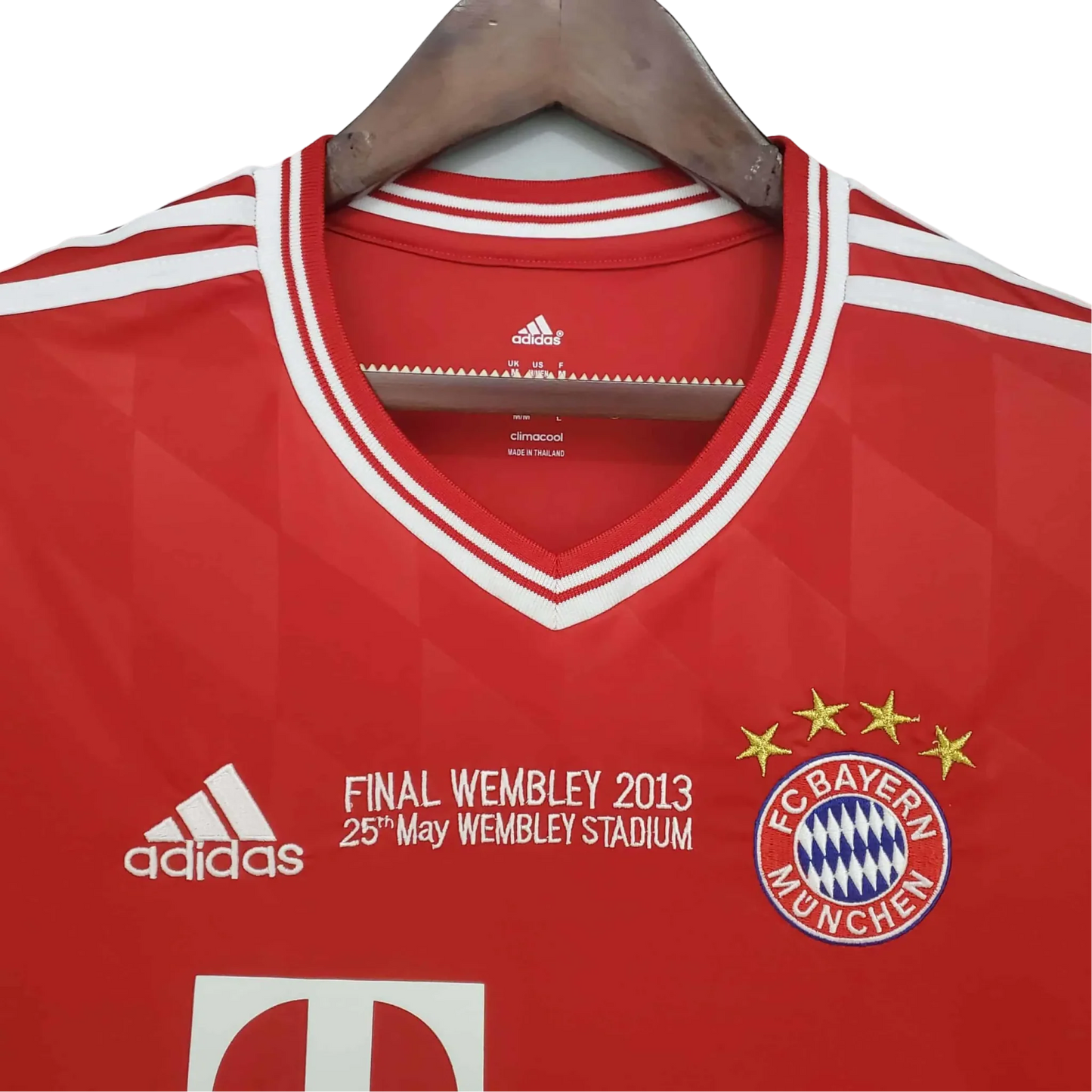 https://cdn.shopify.com/s/files/1/0826/7228/8075/files/20132014-bayern-munich-ucl-final-home-retro-kit-classickits433-465314.webp?v=1741197849