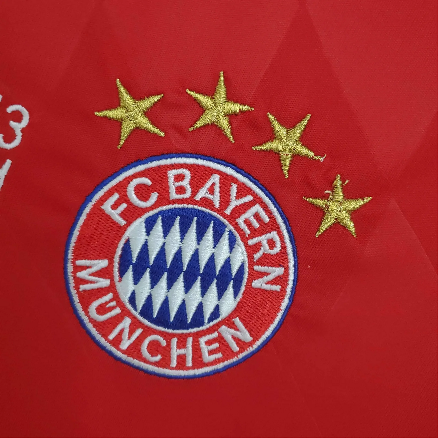 https://cdn.shopify.com/s/files/1/0826/7228/8075/files/20132014-bayern-munich-ucl-final-home-retro-kit-classickits433-472265.webp?v=1741197850
