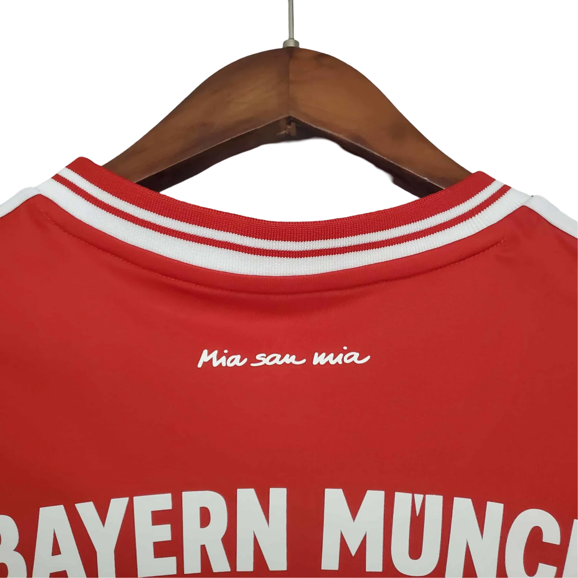 https://cdn.shopify.com/s/files/1/0826/7228/8075/files/20132014-bayern-munich-ucl-final-home-retro-kit-classickits433-712482.webp?v=1741197846