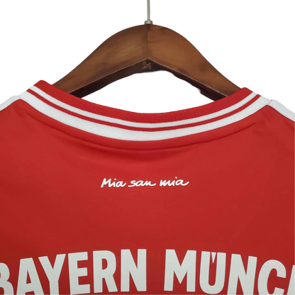 https://cdn.shopify.com/s/files/1/0826/7228/8075/files/20132014-bayern-munich-ucl-final-home-retro-kit-classickits433-712482.webp?v=1741197846