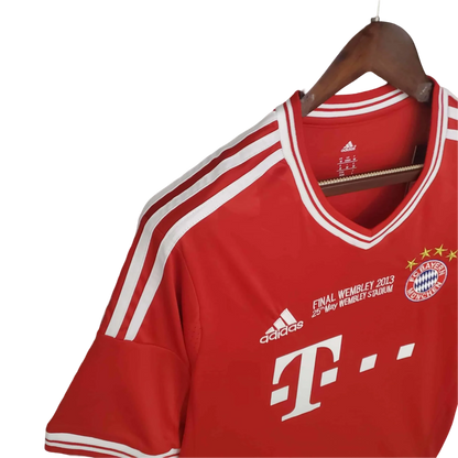 https://cdn.shopify.com/s/files/1/0826/7228/8075/files/20132014-bayern-munich-ucl-final-home-retro-kit-classickits433-910896.webp?v=1741197850
