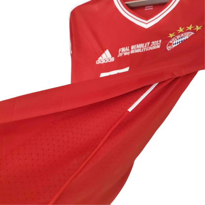 https://cdn.shopify.com/s/files/1/0826/7228/8075/files/20132014-bayern-munich-ucl-final-home-retro-kit-classickits433-954447.webp?v=1741197847