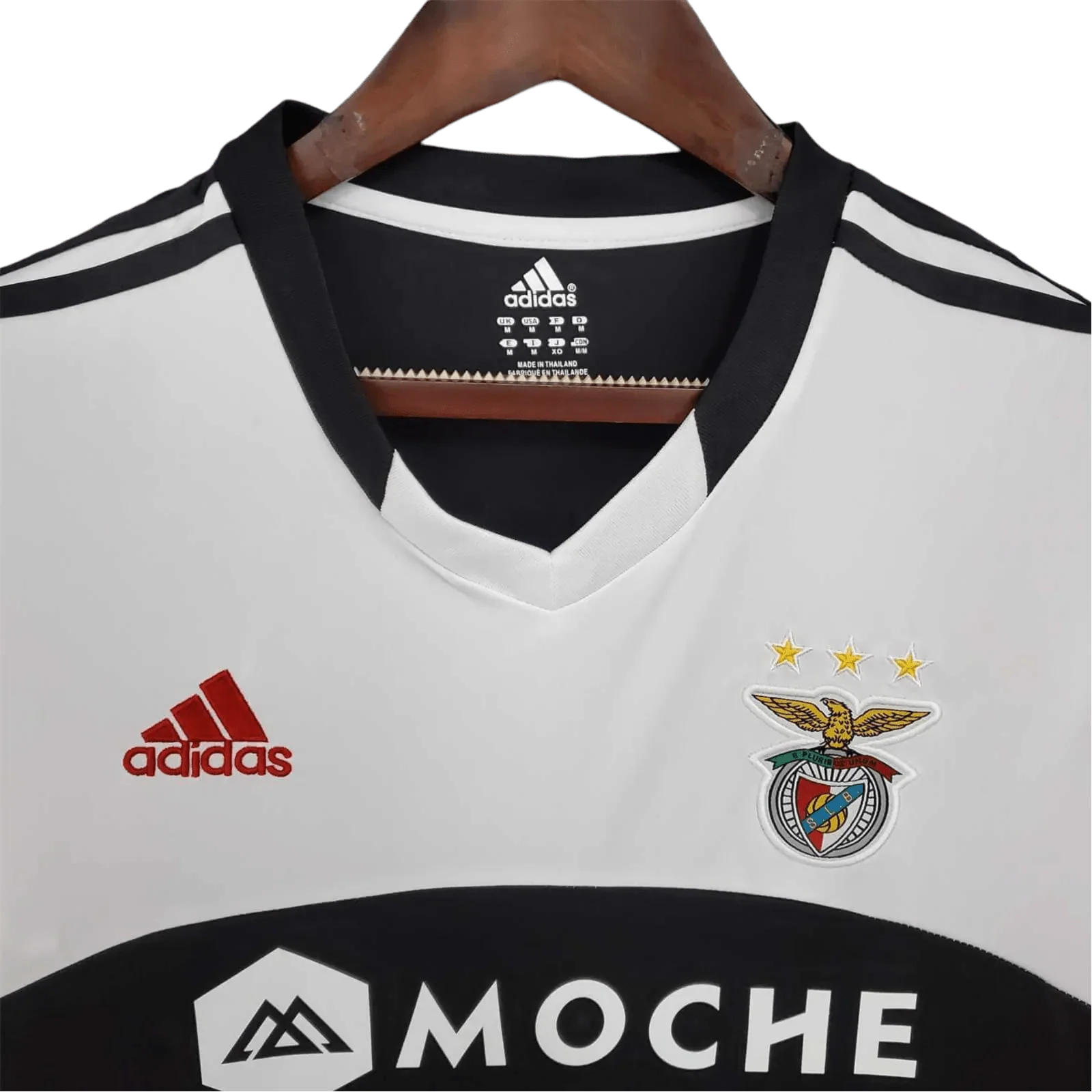 https://cdn.shopify.com/s/files/1/0826/7228/8075/files/20132014-benfica-moche-away-retro-kit-classickits433-699315.webp?v=1741198248