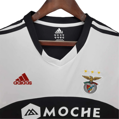 https://cdn.shopify.com/s/files/1/0826/7228/8075/files/20132014-benfica-moche-away-retro-kit-classickits433-699315.webp?v=1741198248