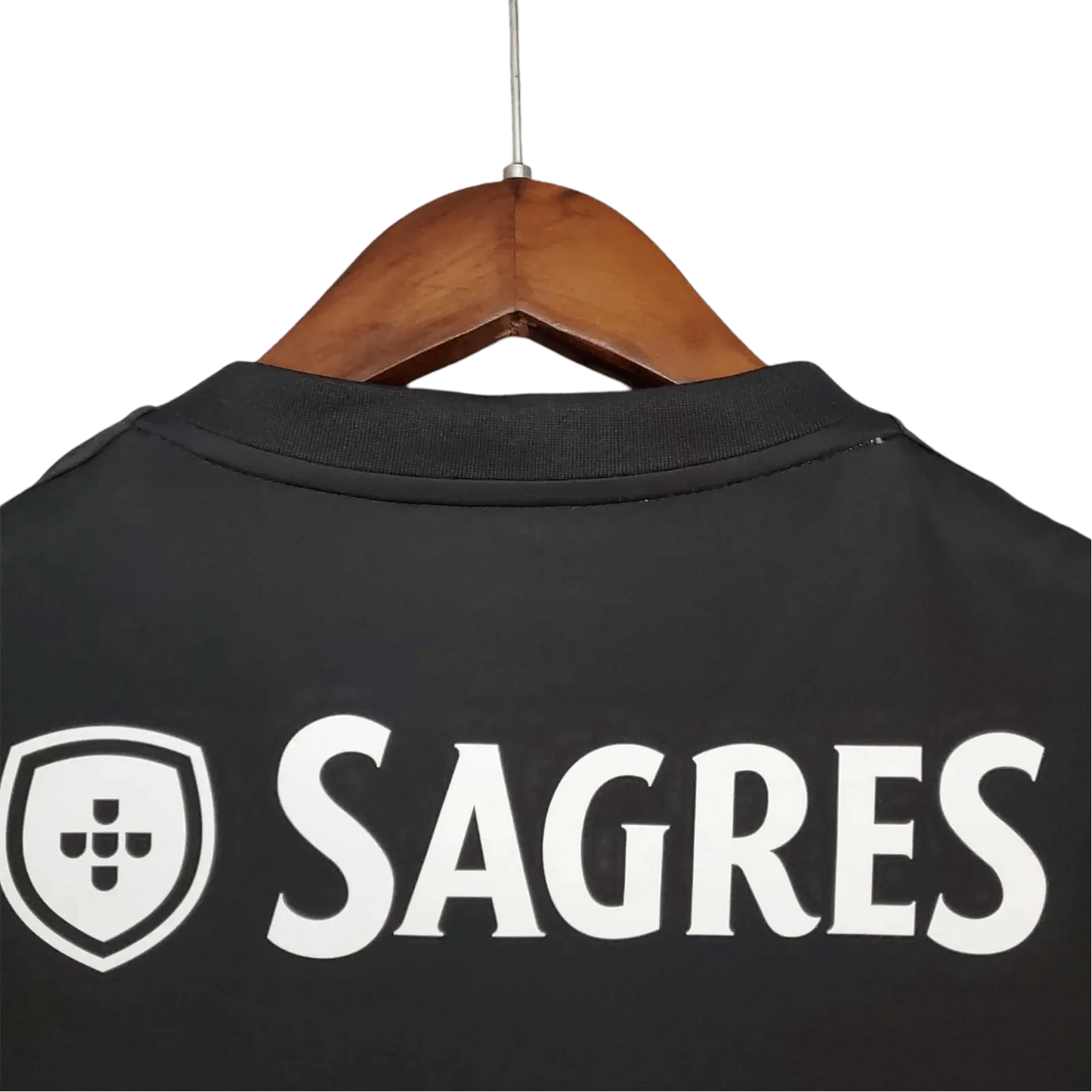 https://cdn.shopify.com/s/files/1/0826/7228/8075/files/20132014-benfica-moche-away-retro-kit-classickits433-954148.webp?v=1741198248