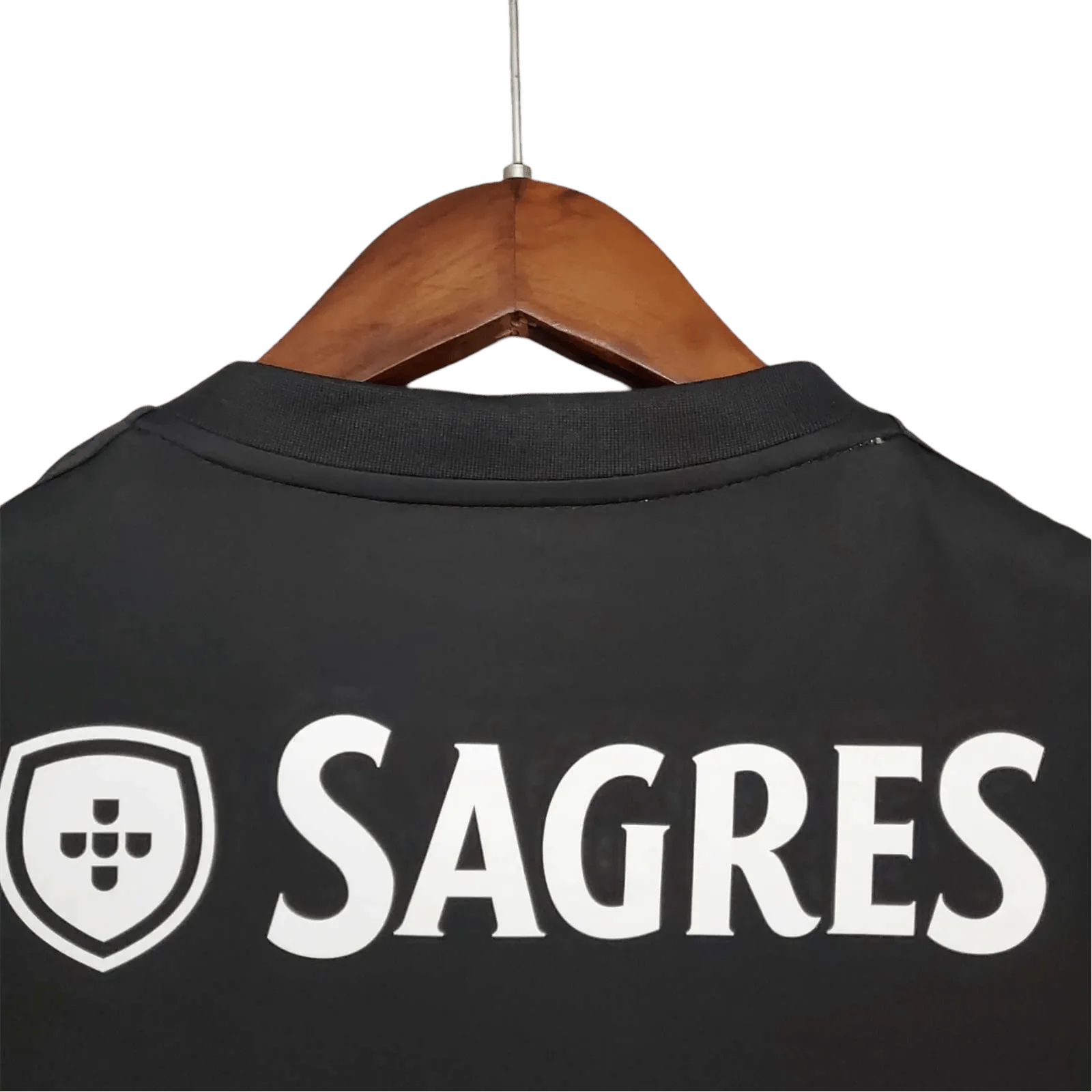 https://cdn.shopify.com/s/files/1/0826/7228/8075/files/20132014-benfica-moche-away-retro-kit-classickits433-954148.webp?v=1741198248