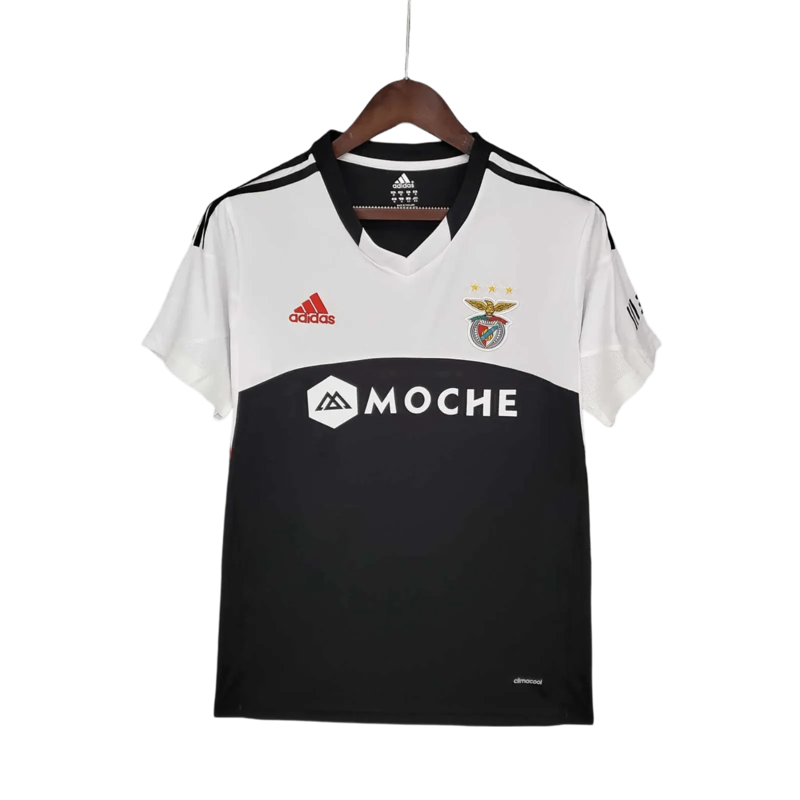 https://cdn.shopify.com/s/files/1/0826/7228/8075/files/20132014-benfica-moche-away-retro-kit-classickits433-973369.webp?v=1741198248