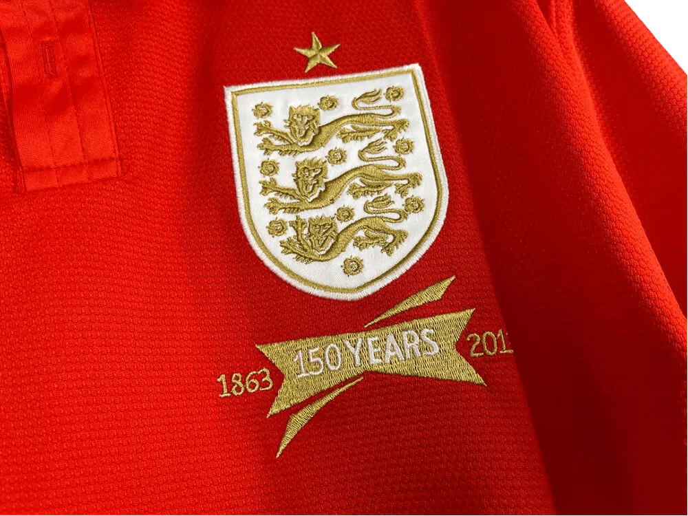 https://cdn.shopify.com/s/files/1/0826/7228/8075/files/20132014-england-home-retro-kit-245916.webp?v=1741196947