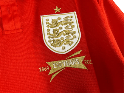 https://cdn.shopify.com/s/files/1/0826/7228/8075/files/20132014-england-home-retro-kit-245916.webp?v=1741196947
