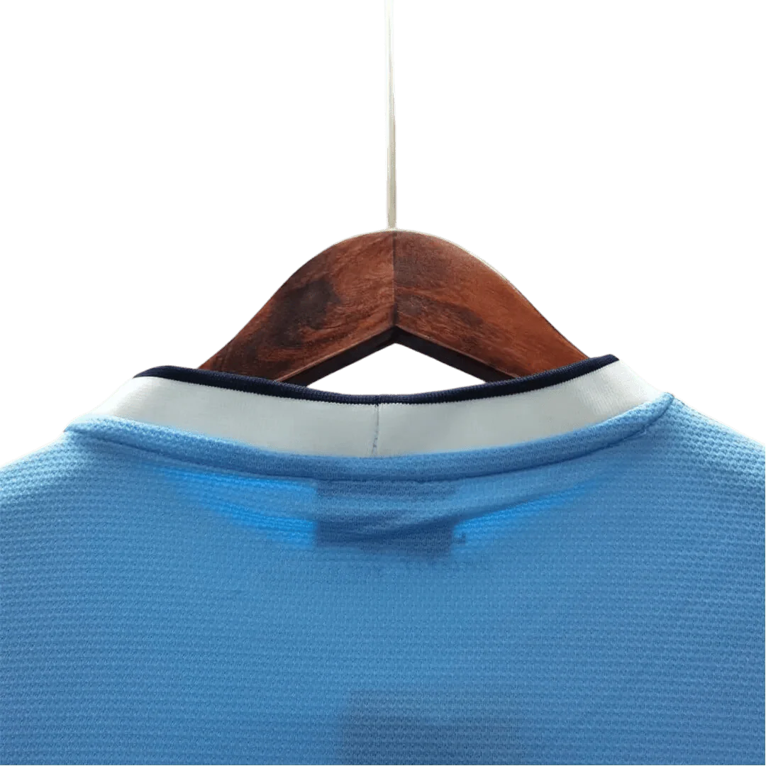 https://cdn.shopify.com/s/files/1/0826/7228/8075/files/20132014-manchester-city-etihad-airways-home-retro-kit-classickits43-157037.webp?v=1741198272