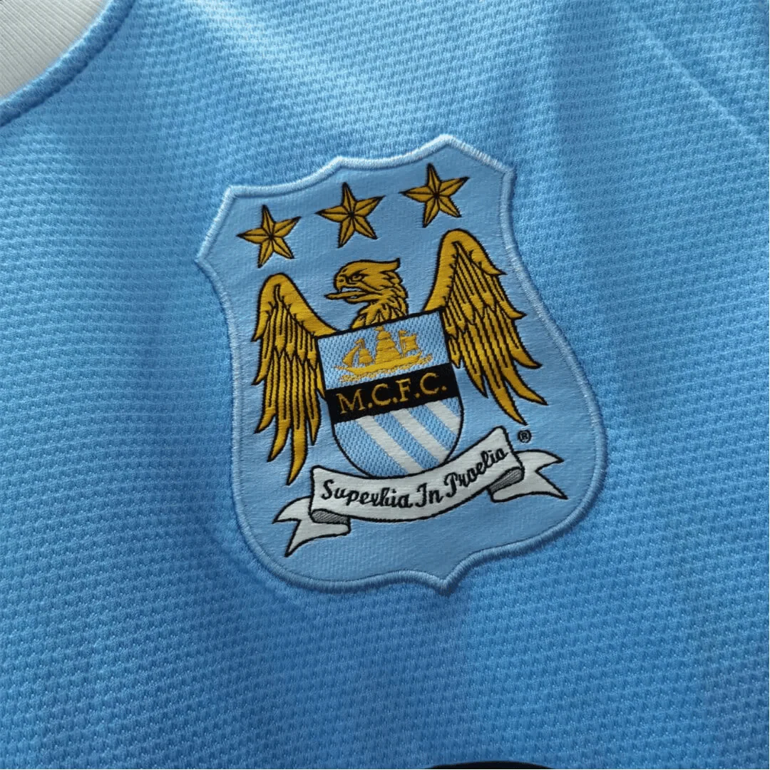 https://cdn.shopify.com/s/files/1/0826/7228/8075/files/20132014-manchester-city-etihad-airways-home-retro-kit-classickits43-214854.webp?v=1741198271