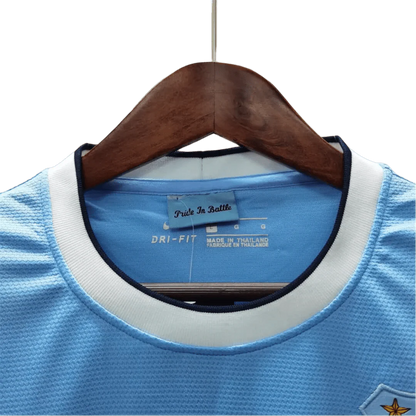 https://cdn.shopify.com/s/files/1/0826/7228/8075/files/20132014-manchester-city-etihad-airways-home-retro-kit-classickits43-692475.webp?v=1741198271