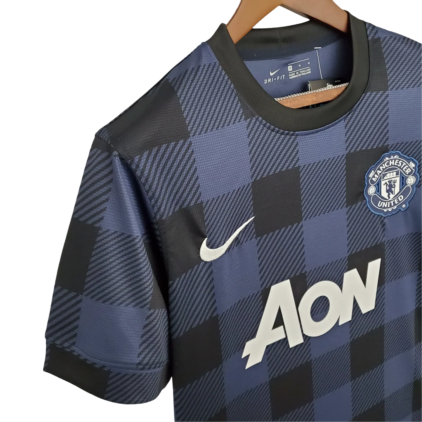 https://cdn.shopify.com/s/files/1/0826/7228/8075/files/20132014-manchester-united-aon-away-retro-kit-classickits433-291887.webp?v=1741197673