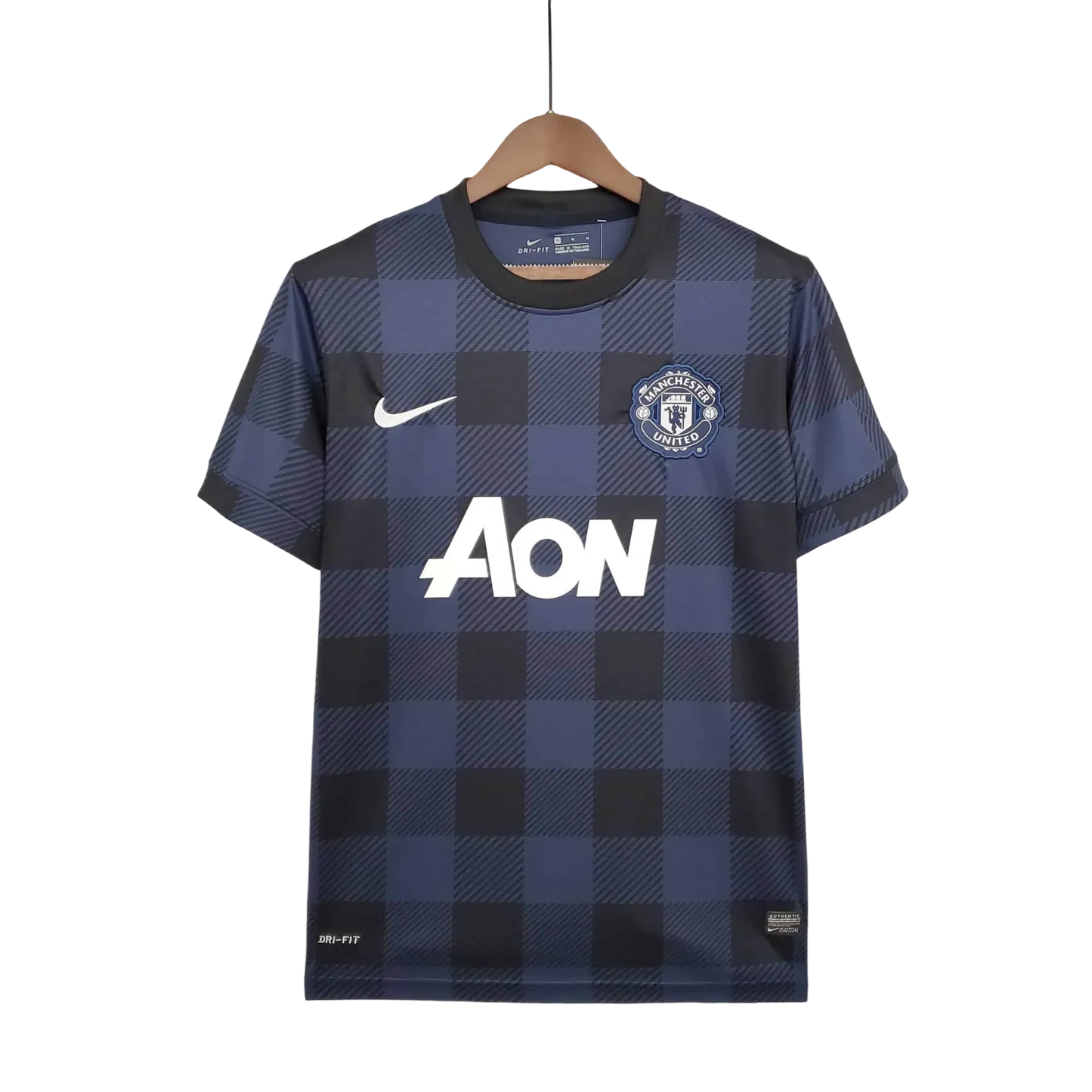 https://cdn.shopify.com/s/files/1/0826/7228/8075/files/20132014-manchester-united-aon-away-retro-kit-classickits433-328085.webp?v=1741197674