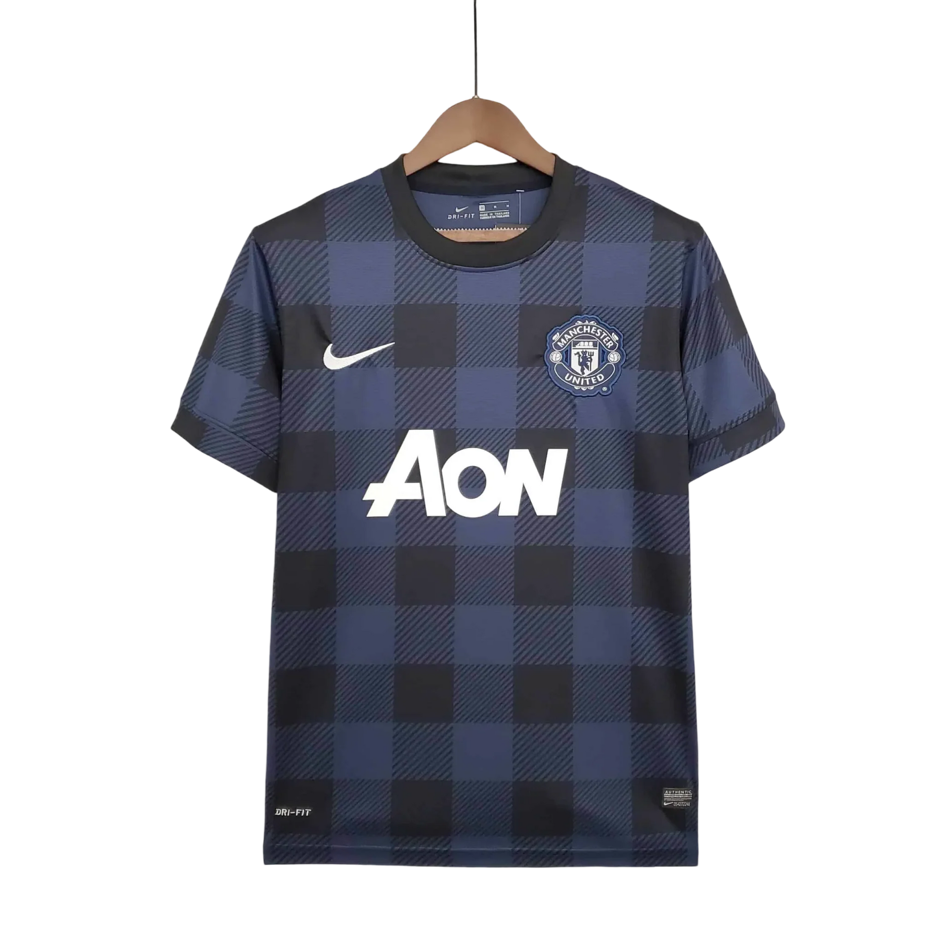 https://cdn.shopify.com/s/files/1/0826/7228/8075/files/20132014-manchester-united-aon-away-retro-kit-classickits433-328085.webp?v=1741197674