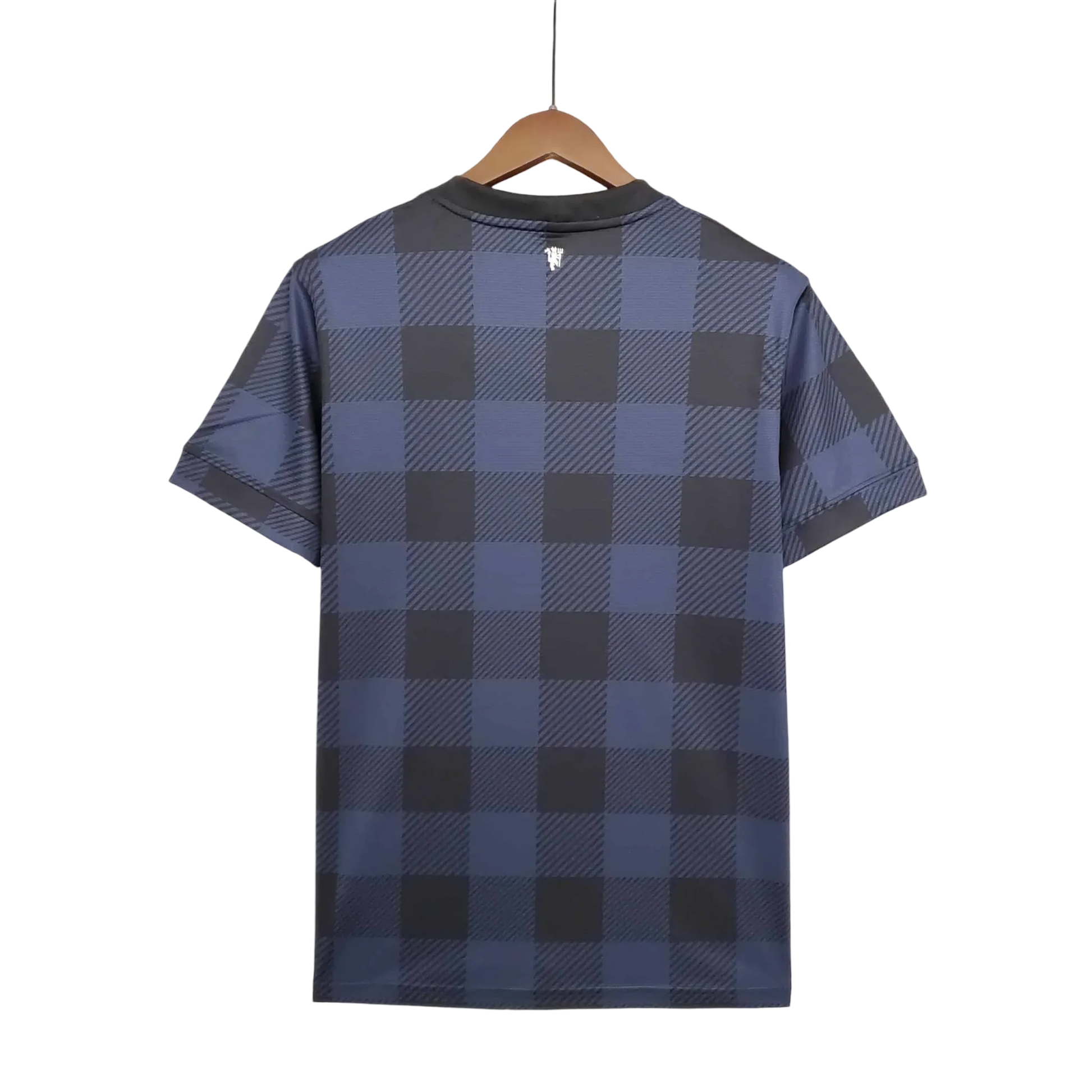 https://cdn.shopify.com/s/files/1/0826/7228/8075/files/20132014-manchester-united-aon-away-retro-kit-classickits433-367070.webp?v=1741197672