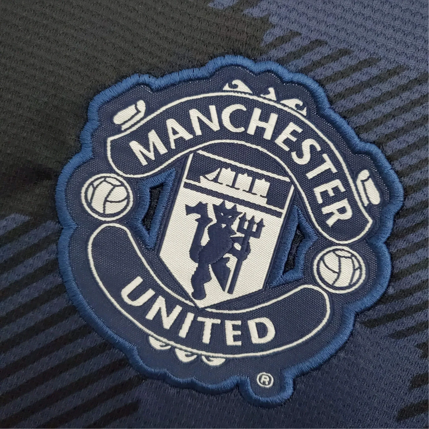 https://cdn.shopify.com/s/files/1/0826/7228/8075/files/20132014-manchester-united-aon-away-retro-kit-classickits433-463745.webp?v=1741197674