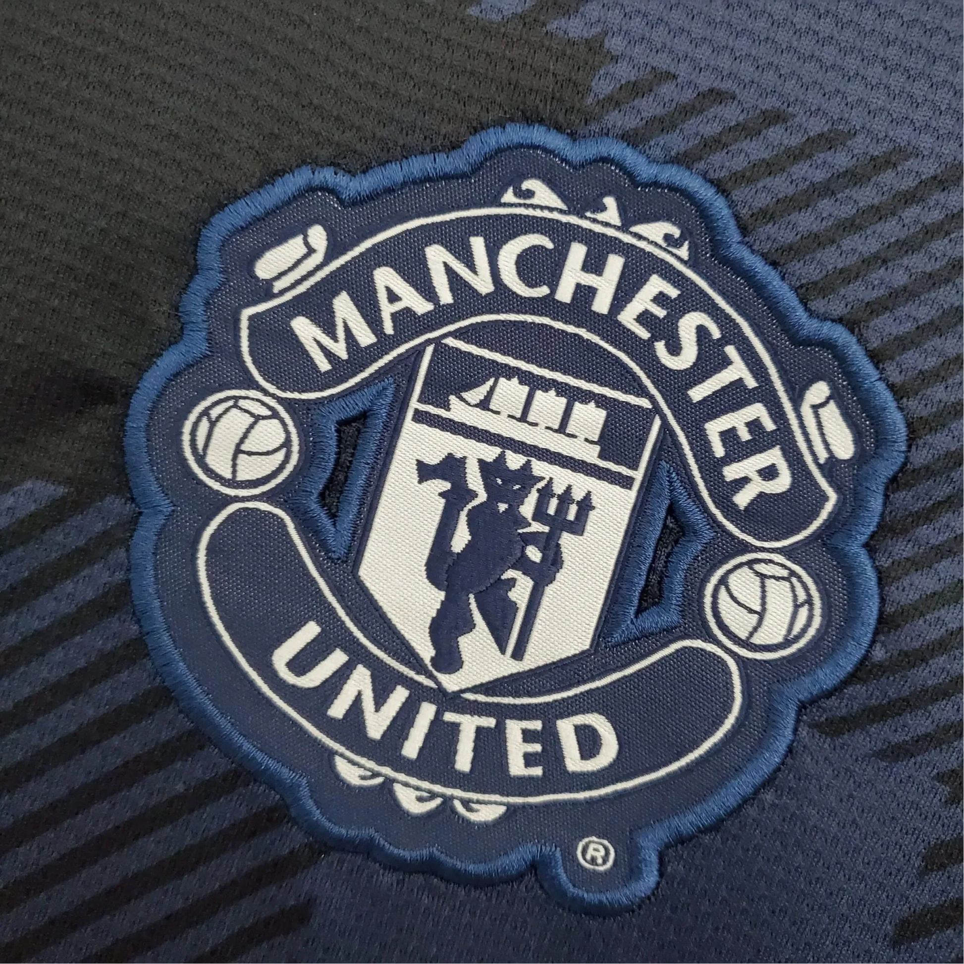 https://cdn.shopify.com/s/files/1/0826/7228/8075/files/20132014-manchester-united-aon-away-retro-kit-classickits433-463745.webp?v=1741197674