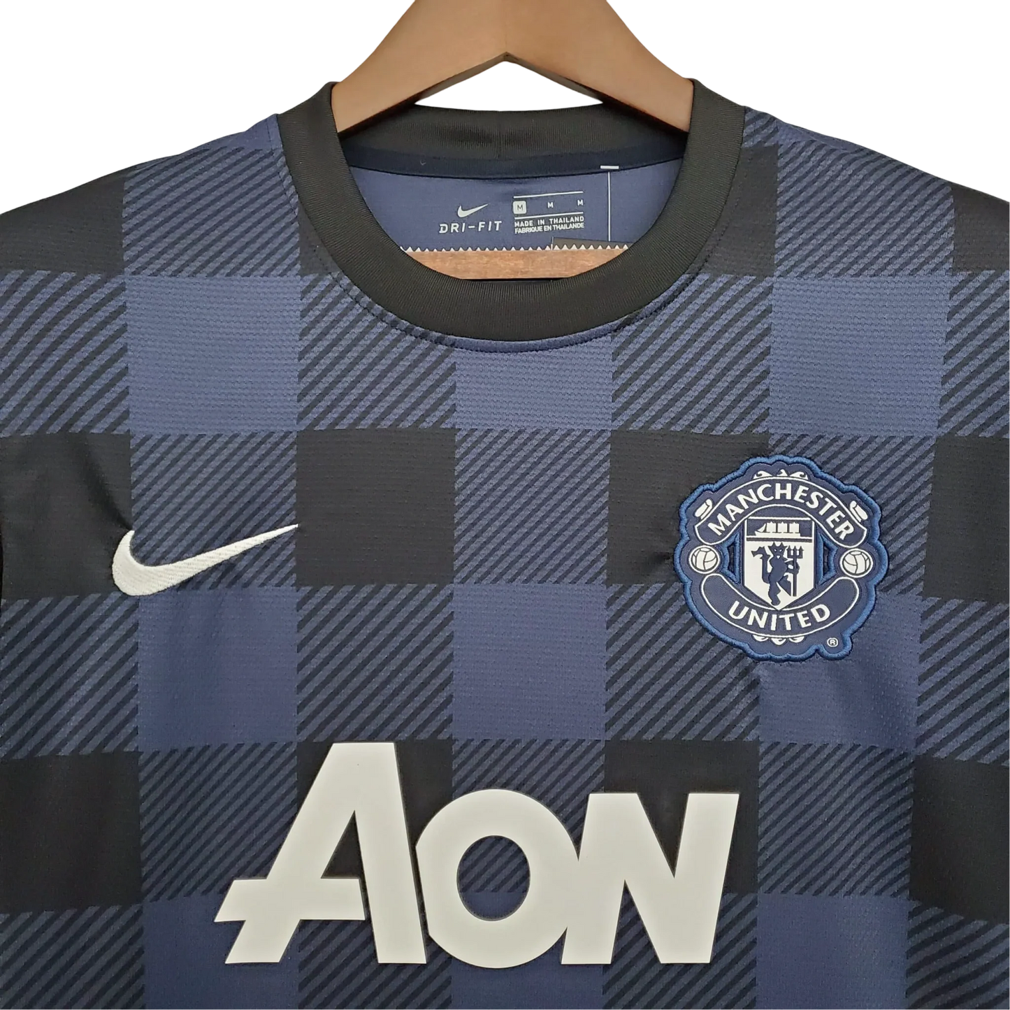 https://cdn.shopify.com/s/files/1/0826/7228/8075/files/20132014-manchester-united-aon-away-retro-kit-classickits433-828181.webp?v=1741197674