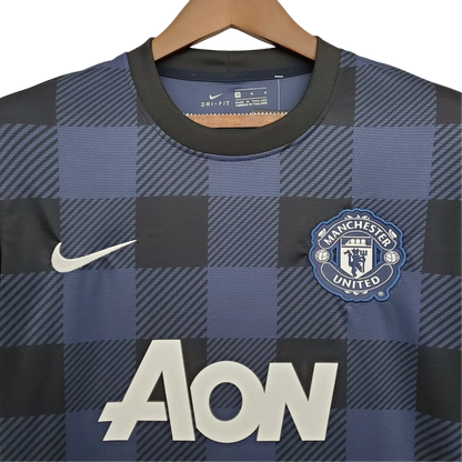 https://cdn.shopify.com/s/files/1/0826/7228/8075/files/20132014-manchester-united-aon-away-retro-kit-classickits433-828181.webp?v=1741197674