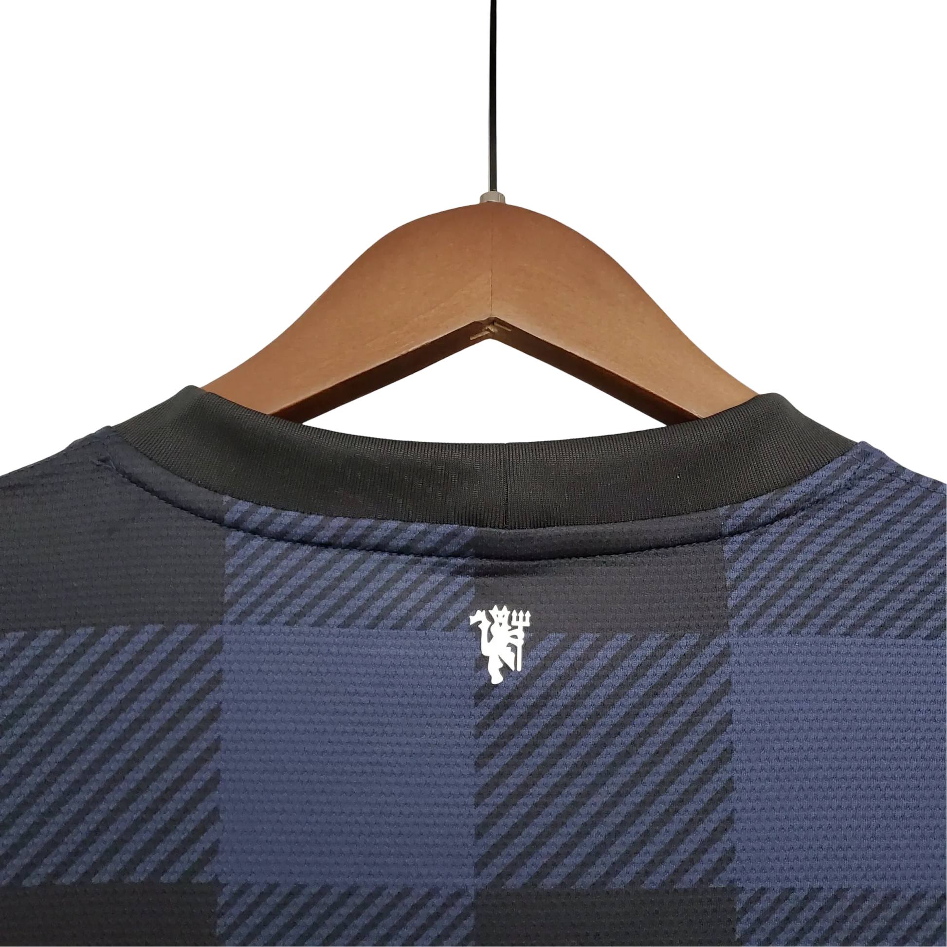 https://cdn.shopify.com/s/files/1/0826/7228/8075/files/20132014-manchester-united-aon-away-retro-kit-classickits433-860489.webp?v=1741197676