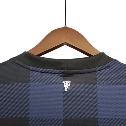 https://cdn.shopify.com/s/files/1/0826/7228/8075/files/20132014-manchester-united-aon-away-retro-kit-classickits433-860489.webp?v=1741197676