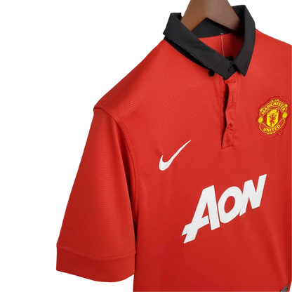 https://cdn.shopify.com/s/files/1/0826/7228/8075/files/20132014-manchester-united-aon-home-retro-kit-classickits433-131751.webp?v=1741197620