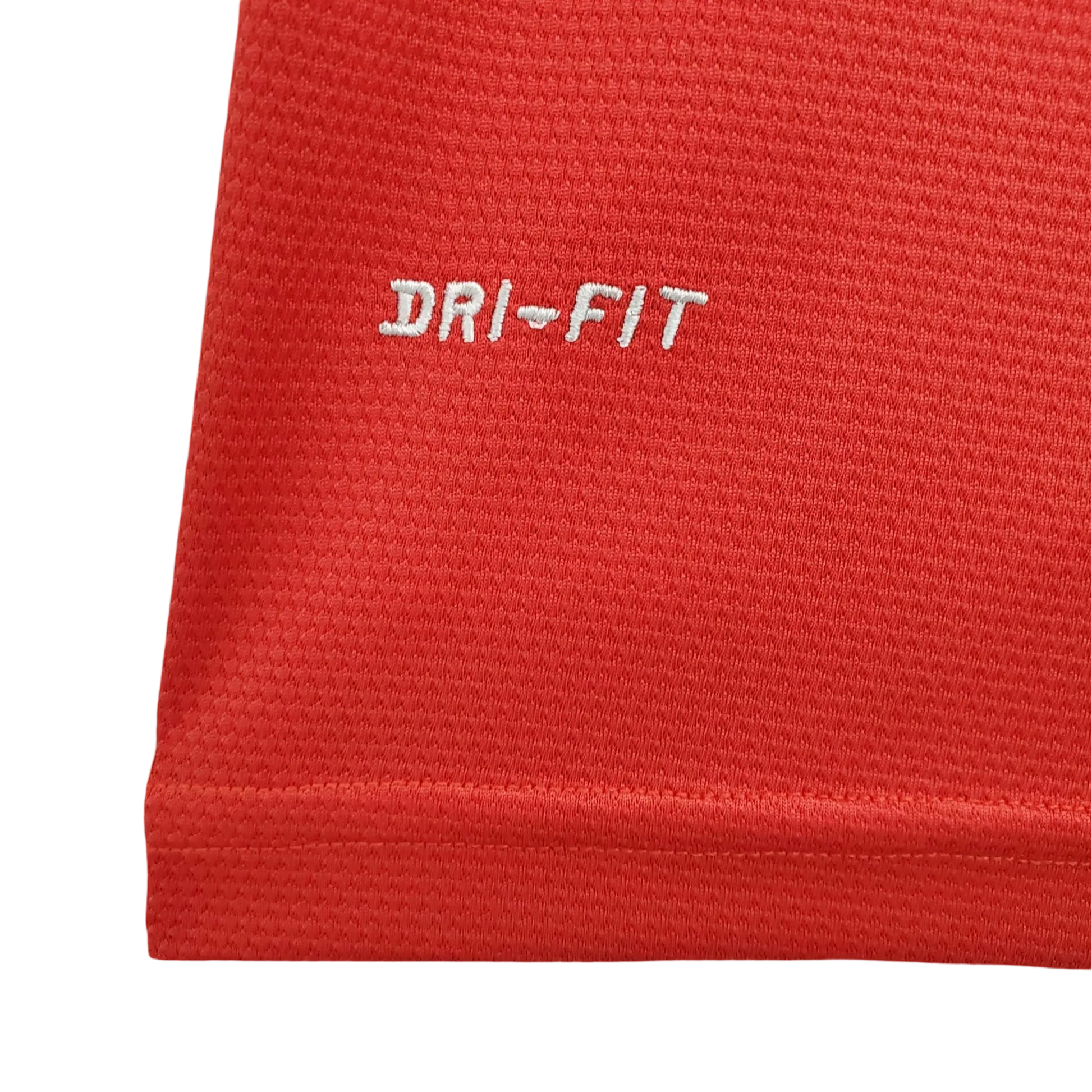 https://cdn.shopify.com/s/files/1/0826/7228/8075/files/20132014-manchester-united-aon-home-retro-kit-classickits433-233781.webp?v=1741197617