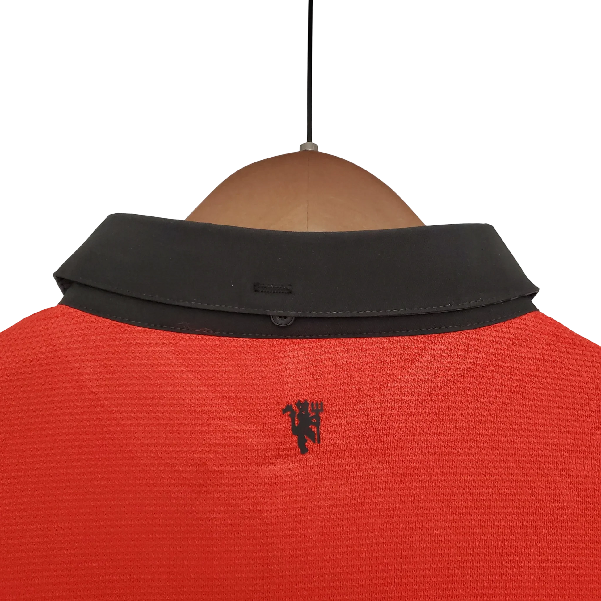 https://cdn.shopify.com/s/files/1/0826/7228/8075/files/20132014-manchester-united-aon-home-retro-kit-classickits433-317464.webp?v=1741197618
