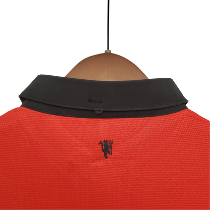 https://cdn.shopify.com/s/files/1/0826/7228/8075/files/20132014-manchester-united-aon-home-retro-kit-classickits433-317464.webp?v=1741197618