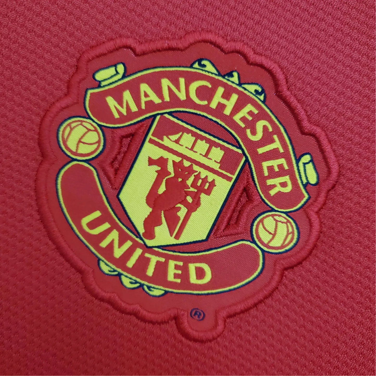 https://cdn.shopify.com/s/files/1/0826/7228/8075/files/20132014-manchester-united-aon-home-retro-kit-classickits433-366718.webp?v=1741197619