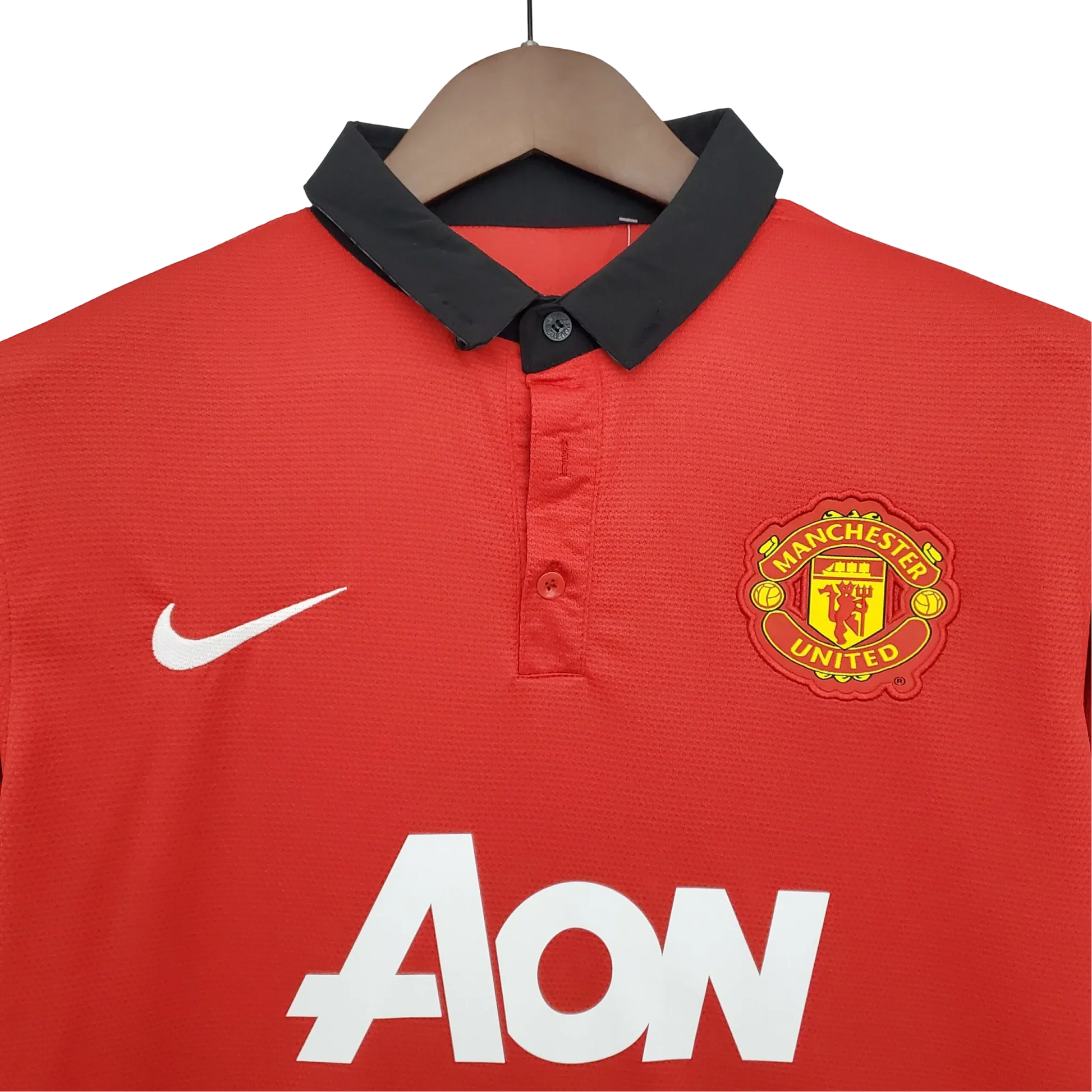 https://cdn.shopify.com/s/files/1/0826/7228/8075/files/20132014-manchester-united-aon-home-retro-kit-classickits433-432841.webp?v=1741197619