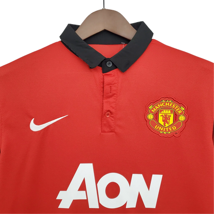 https://cdn.shopify.com/s/files/1/0826/7228/8075/files/20132014-manchester-united-aon-home-retro-kit-classickits433-432841.webp?v=1741197619