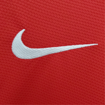https://cdn.shopify.com/s/files/1/0826/7228/8075/files/20132014-manchester-united-aon-home-retro-kit-classickits433-825120.webp?v=1741197620