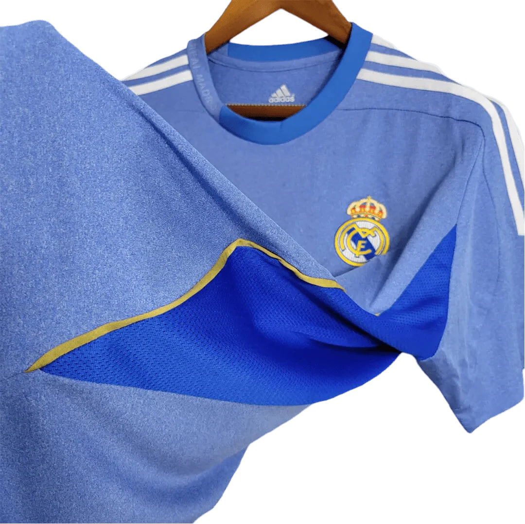 https://cdn.shopify.com/s/files/1/0826/7228/8075/files/20132014-real-madrid-fly-emirates-away-retro-kit-256853.webp?v=1741197457