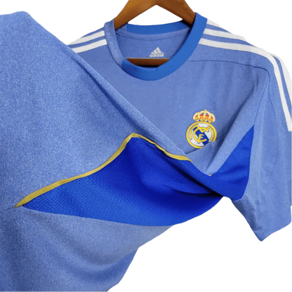 https://cdn.shopify.com/s/files/1/0826/7228/8075/files/20132014-real-madrid-fly-emirates-away-retro-kit-256853.webp?v=1741197457