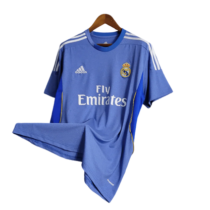https://cdn.shopify.com/s/files/1/0826/7228/8075/files/20132014-real-madrid-fly-emirates-away-retro-kit-350912.webp?v=1741197457