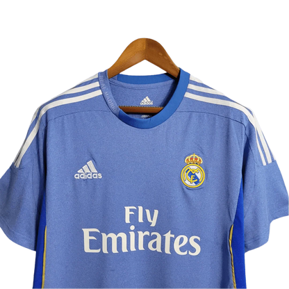 https://cdn.shopify.com/s/files/1/0826/7228/8075/files/20132014-real-madrid-fly-emirates-away-retro-kit-528540.webp?v=1741197460