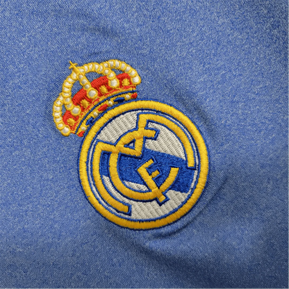 https://cdn.shopify.com/s/files/1/0826/7228/8075/files/20132014-real-madrid-fly-emirates-away-retro-kit-886887.webp?v=1741197459