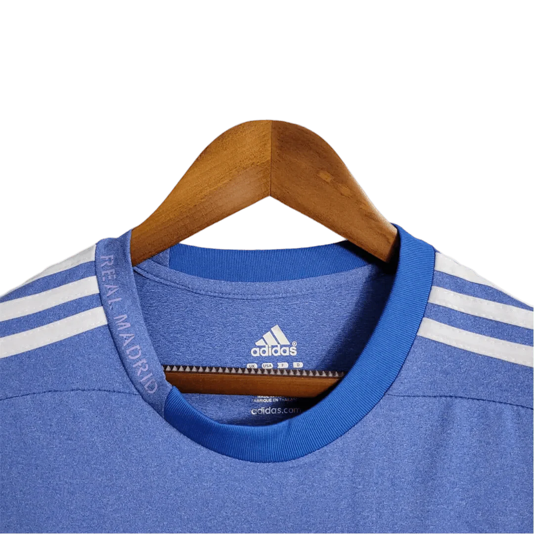 https://cdn.shopify.com/s/files/1/0826/7228/8075/files/20132014-real-madrid-fly-emirates-away-retro-kit-917362.webp?v=1741197457