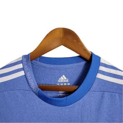 https://cdn.shopify.com/s/files/1/0826/7228/8075/files/20132014-real-madrid-fly-emirates-away-retro-kit-917362.webp?v=1741197457