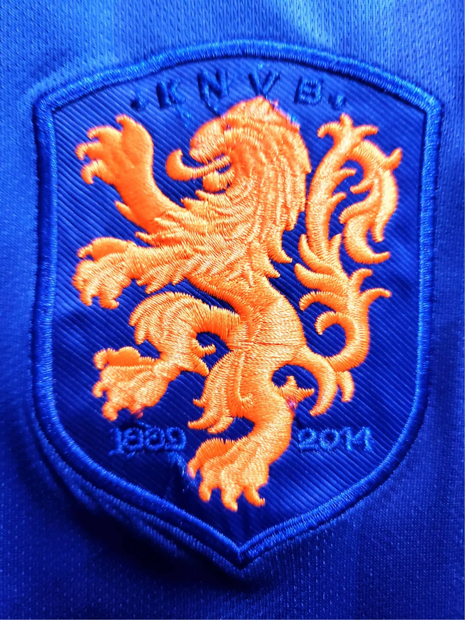 https://cdn.shopify.com/s/files/1/0826/7228/8075/files/2014-netherlands-away-retro-kit-503834.webp?v=1741197033