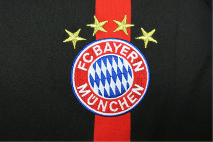 https://cdn.shopify.com/s/files/1/0826/7228/8075/files/20142015-bayern-munich-third-black-retro-kit-classickits433-408328.webp?v=1741197831