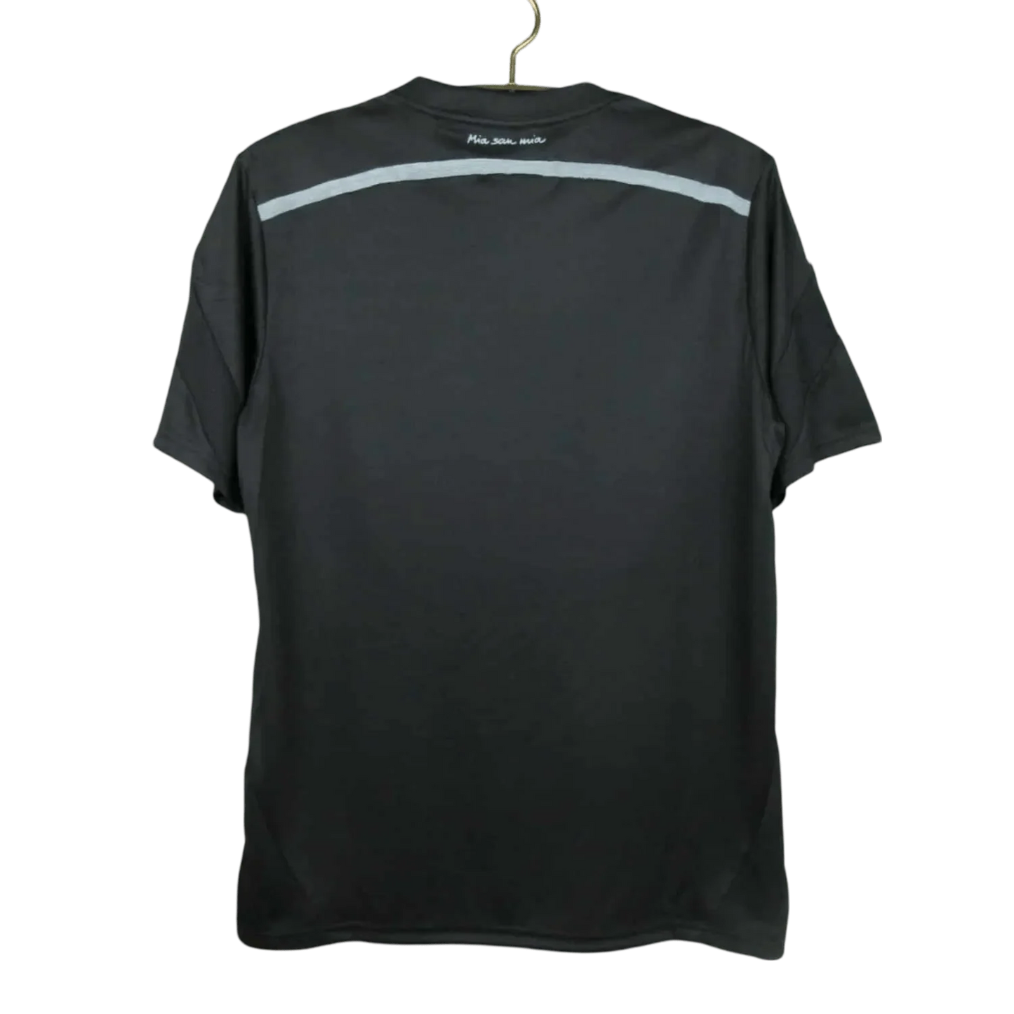 https://cdn.shopify.com/s/files/1/0826/7228/8075/files/20142015-bayern-munich-third-black-retro-kit-classickits433-429222.webp?v=1741197743