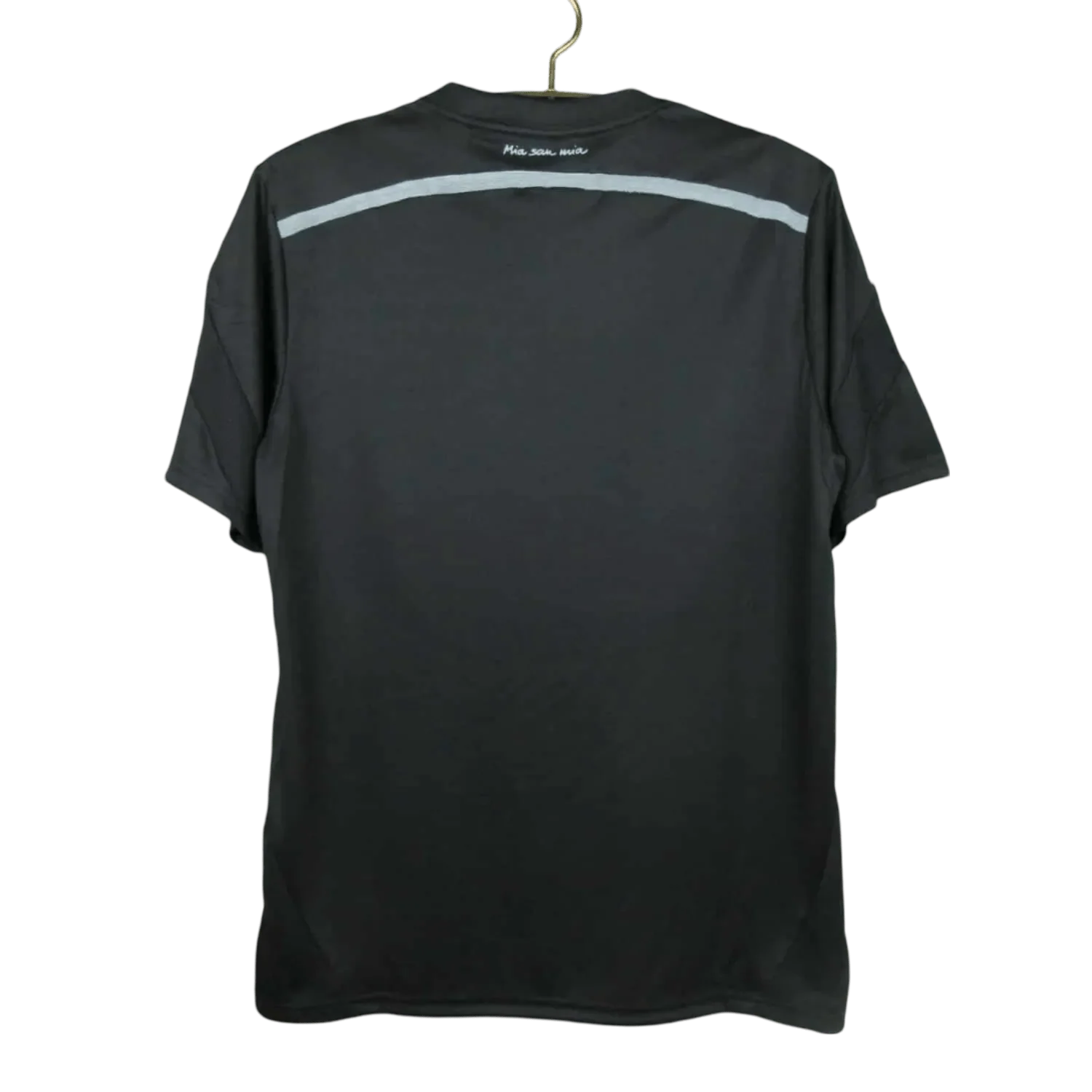 https://cdn.shopify.com/s/files/1/0826/7228/8075/files/20142015-bayern-munich-third-black-retro-kit-classickits433-429222.webp?v=1741197743